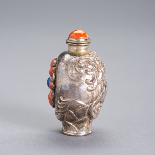 AN EMBELLISHED SILVER SNUFF BOTTLE BOTELLA DE PLATA EMBELLECEDORA
China, sigloXI&hellip;