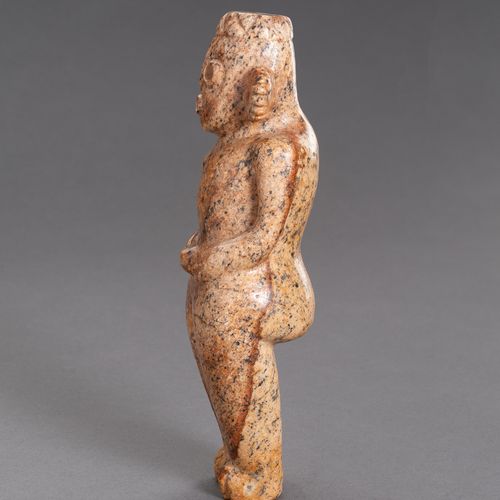 A STONE INDUS VALLEY STYLE FIGURE OF A MAN 印度河谷的石雕人像
20世纪。一件雕塑家的作品，让人联想到著名的印度河谷人&hellip;