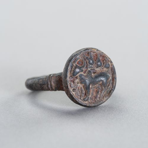A BRONZE INTAGLIO RING DEPICTING NANDI 描绘南帝的青铜INTAGLIO戒指
古代犍陀罗地区，7-8世纪。顶部有精美的凹雕，&hellip;