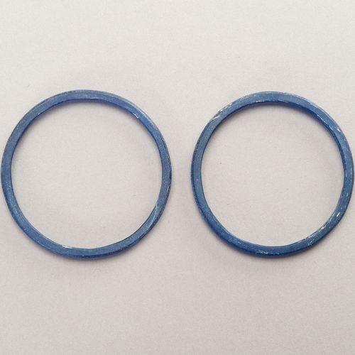 FOUR BLUE GLASS BANGLES 四件蓝玻璃手镯
中国，汉代或以后。圆形，两个深蓝色，两个浅蓝色。

状况良好。 状况良好，表面有广泛的磨损和划痕&hellip;