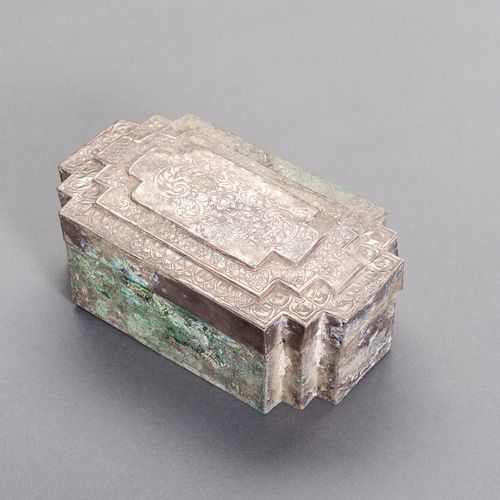 AN UNUSUAL SILVER BOX 一个不寻常的银盒
东南亚，17-19世纪。

状况：不寻常的几何形状的盖子，在多层次的盖子上压印和雕刻着花卉图案。广&hellip;