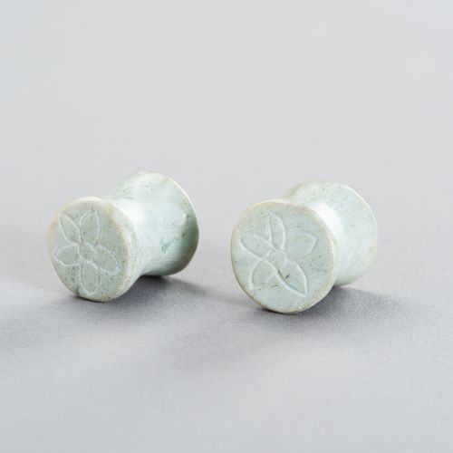 A PAIR OF STONE EARPLUGS 一对石制耳坠
东南亚，20世纪初或更早。两件都是用洗净的绿色石头雕成的，两面都刻有简单的花纹。

状况。 状态&hellip;