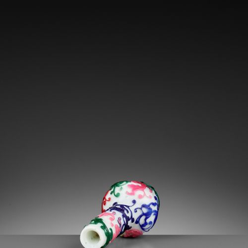 A FIVE-COLOR OVERLAY GLASS ‘CHILONG’ BOTTLE VASE, QIANLONG MARK AND PERIOD 五色套色玻&hellip;