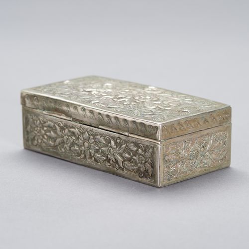A SILVER-PLATED LIDDED BOX BOÎTE À COUVERCLE EN PLAQUES D'ARGENT
Birmanie/ Myanm&hellip;
