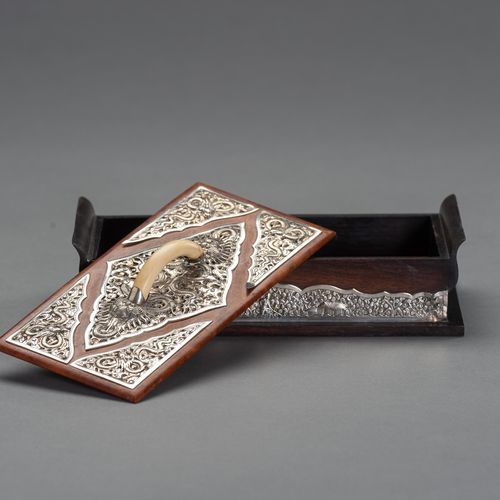 A ROSEWOOD AND SILVER JEWERLY BOX WITH COVER AN IVORY HANDLE 一个红木和银制珠宝盒，带盖子和象牙手柄&hellip;