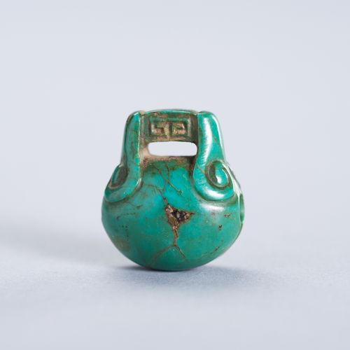 A TURQUOISE MINIATURE PENDANT OF A TEMPLE BELL TÜRKIS-MINIATURANHÄNGER IN FORM E&hellip;