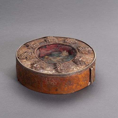 A LARGE ´GHAU´ PRAYER BOX WITH A TSA-TSA GRANDE SCATOLA PER LE PREGHIERE ´GHAU´ &hellip;