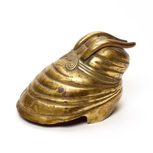 A FIRE-GILT TIBETO-CHINESE COPPER REPOUSSÉ RHYTON, QING DYNASTY 一件火鎏金的西藏铜制复制品，清朝&hellip;