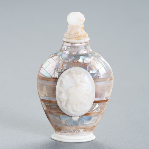 A MOTHER OF PEARL AND GLASS SNUFF BOTTLE 珍珠母玻璃鼻煙壺
中国，清末-民国时期（1880 - 1920）。高肩的锥形，&hellip;