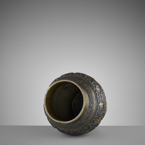 AN ARCHAISTIC BRONZE BALUSTER VASE, 17TH CENTURY 古代铜制大瓶，17世纪
中国，明末至清初。厚重的铸造，肩部刻有&hellip;