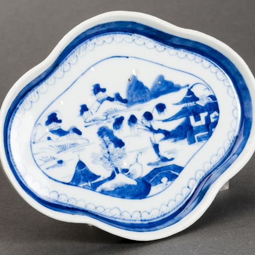FLAT PLATE PLACA PLANA
China, dinastía Qing, siglo XIX. Porcelana azul y blanca.&hellip;