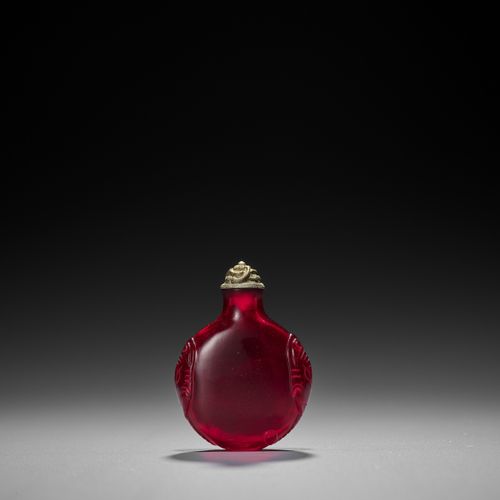 A TRANSPARENT RUBY RED GLASS SNUFF BOTTLE, QING DYNASTY FRASCO DE VIDRIO ROJO TR&hellip;