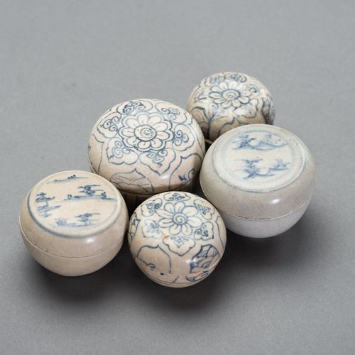FIVE BLUE AND WHITE PORCELAIN ´SHIPWRECK´ MEDICINE BOXES 五个青花瓷 "船难 "药箱
中国，明末（136&hellip;