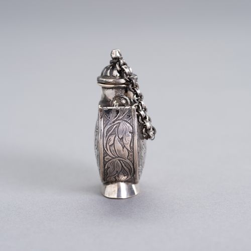 AN UNUSUAL SILVER SNUFF BOTTLE 一个不寻常的银质鼻烟壶
中国，19世纪末至20世纪20年代。锭形的瓶子上刻有花纹。

状况：状态良&hellip;