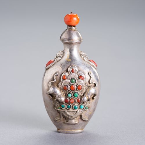 AN EMBELLISHED SILVER SNUFF BOTTLE 
藏汉结合的银质鼻烟壶，19世纪。这个罕见的瓶子显示了高浮雕的装饰，即獴吃长寿果，并点缀有&hellip;