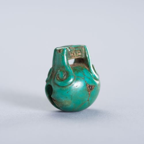 A TURQUOISE MINIATURE PENDANT OF A TEMPLE BELL PENDANT MINIATURE DE TURQUOISE EN&hellip;