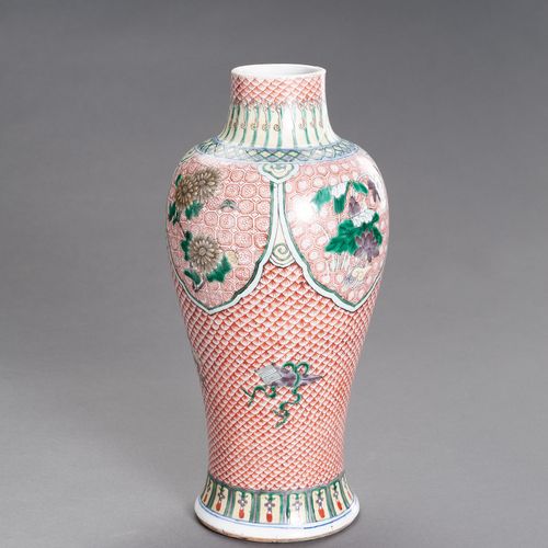AN EXTREMELY FINE WUCAI ENAMELED PORCELAIN VASE, 17TH CENTURY UN VASO DI PORCELL&hellip;