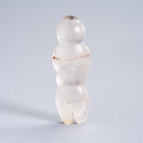 A HUMANOID ROCK CRYSTAL TALISMAN 一件人类岩石水晶手工艺品
萨蒙谷文化，公元前800-公元200年。这块半透明的石头透明度很好，&hellip;