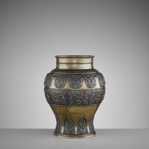 AN ARCHAISTIC BRONZE BALUSTER VASE, 17TH CENTURY VASO A BALUSTERE IN BRONZO, XVI&hellip;