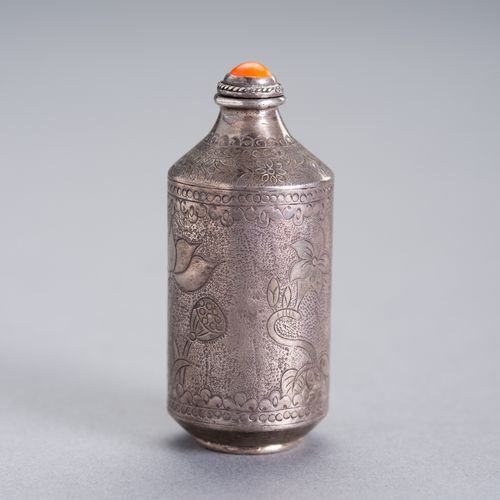 AN INCISED SILVER SNUFF BOTTLE BOTTIGLIA D'ARGENTO INCISA
Cina,XIX secolo. Corpo&hellip;