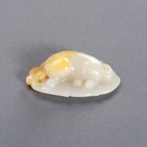 A CELADON AND YELLOW JADE ‘CAT ON LEAF’ PENDANT, LATE QING TO REPUBLIC COLGANTE &hellip;