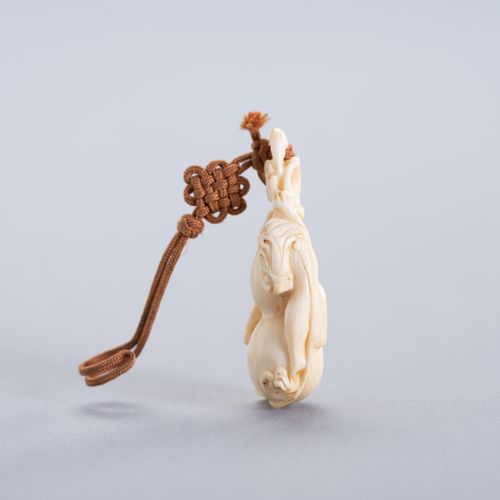 A CHILONG AND DOUBLE GOURD IVORY PENDANT PENDANT EN IVOIRE EN FORME DE CHILONG E&hellip;