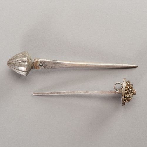 TWO CHAM SILVER HAIRPINS 两枚占婆银发簪
占婆，18世纪末。一支簪子有雕刻的三角顶，另一支用银丝加工。

状况良好。状况良好，有预期的使&hellip;