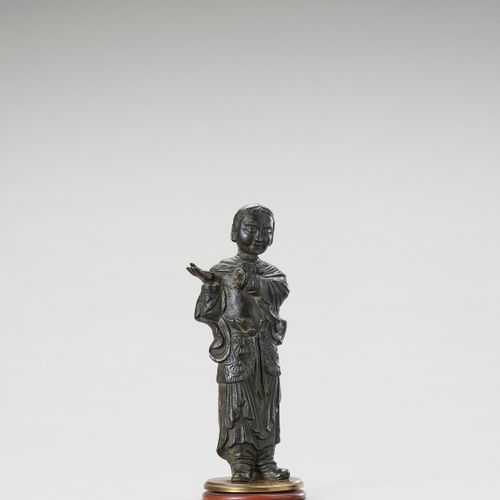 A BRONZE FIGURE OF A LUOHAN, MING 罗汉铜像，明
中国，明朝（1368-1644），17世纪。描绘了一个站立的罗汉指向他的右边。&hellip;