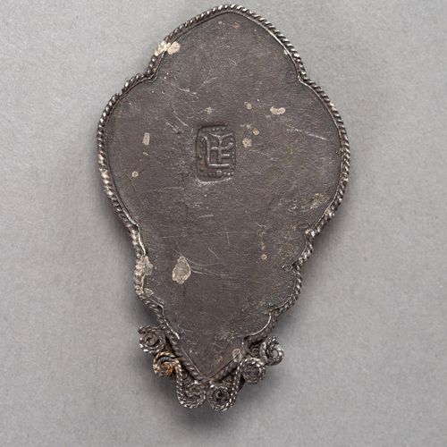 A FINE SILVER AND GOLD FOIL REPOUSSÉ VOTIVE PLAQUE 精美的银质和金箔普渡众生牌匾
中国，19世纪。匾额的正面是&hellip;