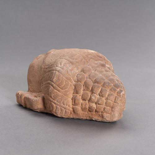 A KHMER SANDSTONE HEAD OF BUDDHA 高棉砂石佛像
高棉帝国，吴哥时期，12-13世纪。圆润的脸庞上雕刻着宁静的表情，勾勒出宽阔的嘴&hellip;