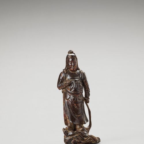 A GILT AND LACQUERED WOOD FIGURE OF A HEAVENLY KING, MING FIGURA IN LEGNO DORATO&hellip;