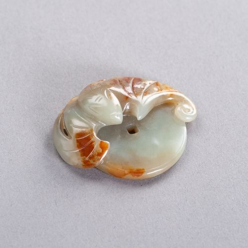 A CELADON AND RUSSET JADE ‘BAT AND COIN’ PENDANT, LATE QING COLGANTE DE CELADÓN &hellip;