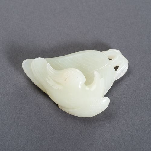 A CELADON JADE ‘BIRD OF PREY ON LEAF’ PENDANT, LATE QING TO REPUBLIC ANHÄNGER 'R&hellip;