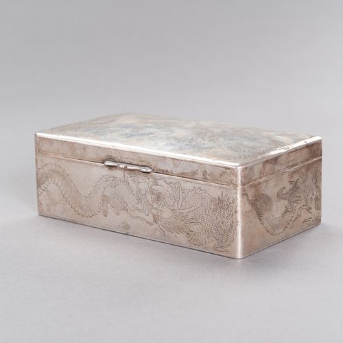 A “HAPPY MEMORIES” SILVER BOX 一个 "快乐的记忆 "银盒
中国，约1920年。盒盖上和窄边上整齐地刻着一条雄伟的龙，铰链盖的中心刻&hellip;