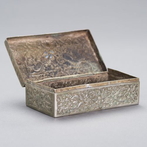 A SILVER-PLATED LIDDED BOX A SILVER-PLATED LIDDED BOX
Burma/ Myanmar c. 1900. Th&hellip;