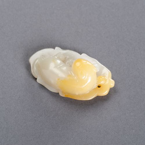 A CELADON AND YELLOW JADE ‘CAT ON LEAF’ PENDANT, LATE QING TO REPUBLIC COLGANTE &hellip;