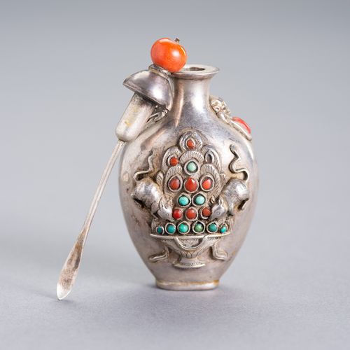 AN EMBELLISHED SILVER SNUFF BOTTLE AN EMBELLISHED SILVER SNUFF BOTTLE
Tibetan-Ch&hellip;