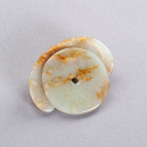 A CELADON AND RUSSET JADE ‘BAT AND COIN’ PENDANT, LATE QING ANHÄNGER 'Fledermaus&hellip;