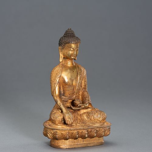 A Gilt Bronze Buddha BUDDHA AUS GILTBRONZE
China, 20. Jh. Sitzend in Dhyanasana &hellip;