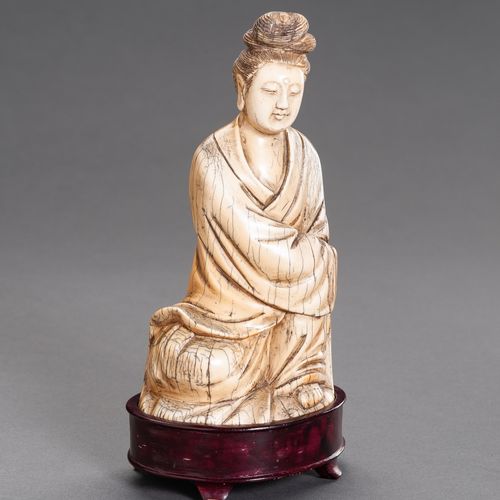 A MING-STYLE IVORY FIGURE OF GUANYIN, QING DYNASTY 清代明式象牙观音像
中国，清朝（1644-1912）。雕像&hellip;