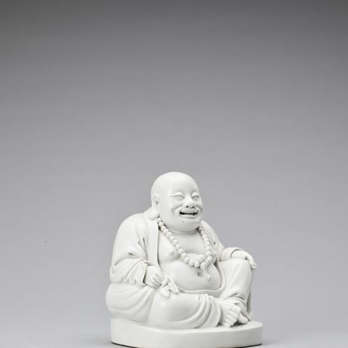 A WHITE GLAZED DEHUA PORCELAIN FIGURE OF BUDAI, QING 一件白釉德化瓷布袋像，清
中国，1644-1912。笑&hellip;