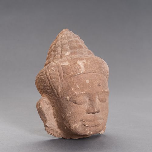 A KHMER SANDSTONE HEAD OF BUDDHA 高棉砂石佛像
高棉帝国，吴哥时期，12-13世纪。圆润的脸庞上雕刻着宁静的表情，勾勒出宽阔的嘴&hellip;