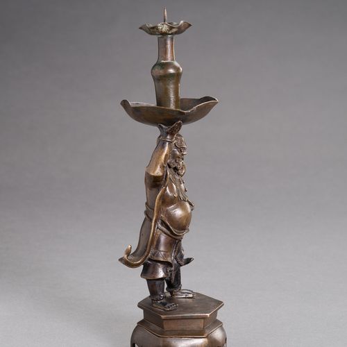 A BRONZE `FOREIGNER´ CANDLESTICK 铜制 "外国人 "烛台
中国，明末（1368-1644）。大胡子的外国人被铸在一个六角形的底座&hellip;