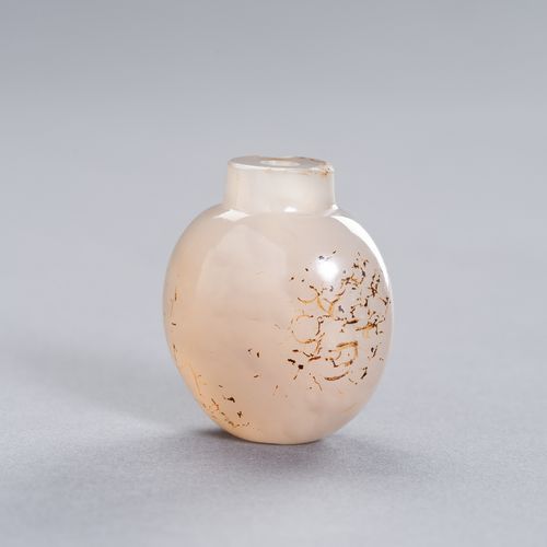 A SHADOW AGATE SNUFF BOTTLE, QING DYNASTY A SHADOW AGATE SNUFF BOTTLE, QING DYNA&hellip;