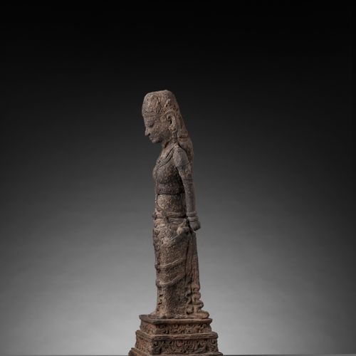 A TERRACOTTA FIGURE OF A FEMALE DEITY, MAJAPAHIT 一个女神的泰拉库塔像，MAJAPAHIT
爪哇，13-15世纪&hellip;