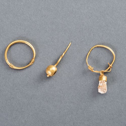 LOT WITH 3 FINE BACTRIAN GOLD JEWERLY ITEMS 3件精美的巴克特里亚金饰
古代的巴克特里亚地区。贵霜时期或更早，公元前1&hellip;