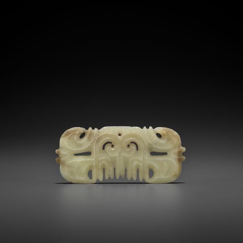 A LIGHT YELLOW JADE ‘TOOTHED’ ORNAMENT WITH MASK MOTIF 浅黄色玉石 "齿 "形挂件，带面具图案
玉。中国，&hellip;