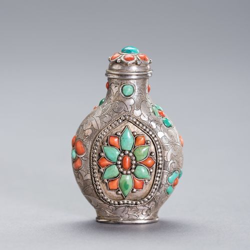 AN EMBELLISHED SILVER SNUFF BOTTLE AN EMBELLISHED SILVER SNUFF BOTTLE
China, 19t&hellip;