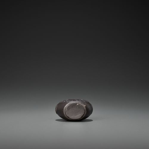 A FINELY CARVED DUAN STONE SNUFF BOTTLE 一个精雕细琢的端石鼻烟壶
中国，清末（1644-1912）。卵圆形，椭圆形底环，&hellip;