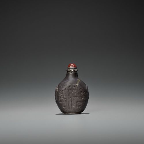 A FINELY CARVED DUAN STONE SNUFF BOTTLE 一个精雕细琢的端石鼻烟壶
中国，清末（1644-1912）。卵圆形，椭圆形底环，&hellip;